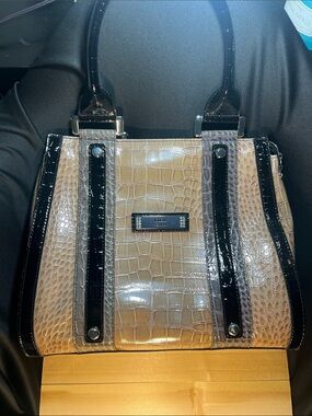 !!Vintage!!Guess Croc-Embossed Beige and Black Patent Leather Shoulder Bag.